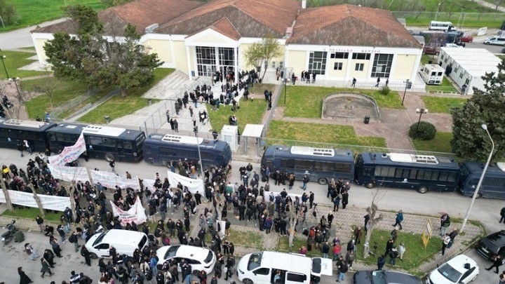Ένταση για την απουσία κατηγορουμένων από το δικαστήριο